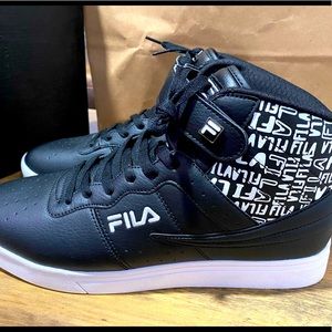 I’m selling 👟Black FILA. Size 11